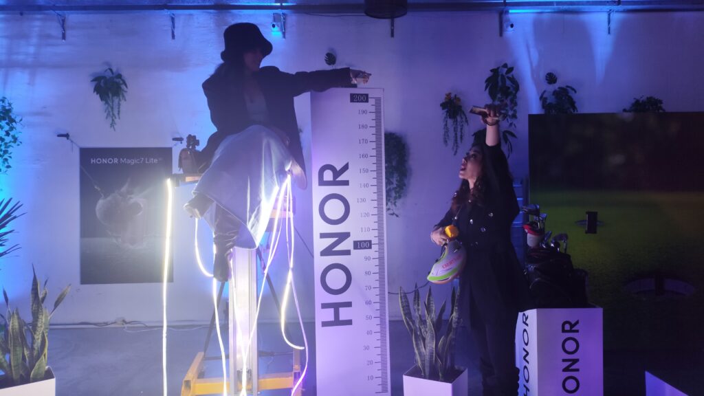 Asistentes al lanzamiento del Honor Magic 7 Lite realizan la prueba de caídas.