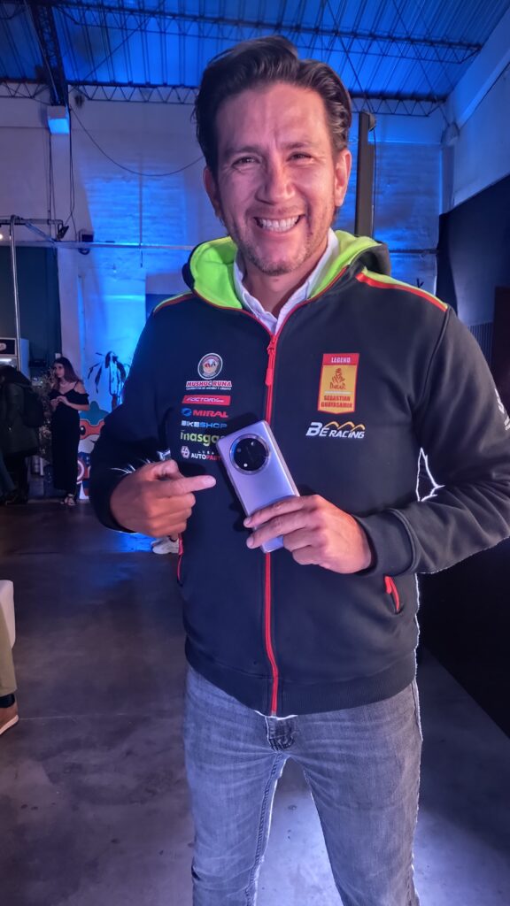 Sebastián Guayasamín, piloto ecuatoriano en Rally Dakar, junto al Honor Magic 7 Lite.