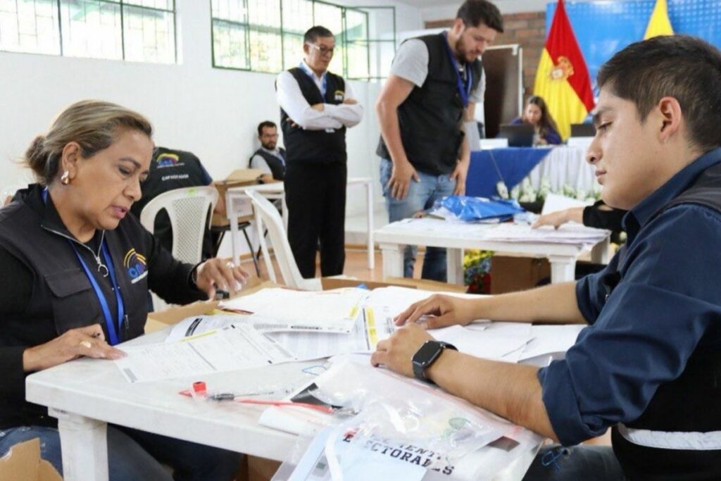 Luego de 23 horas de cerradas las urnas, el CNE procesó más del 98% de las actas de binomio presidencial