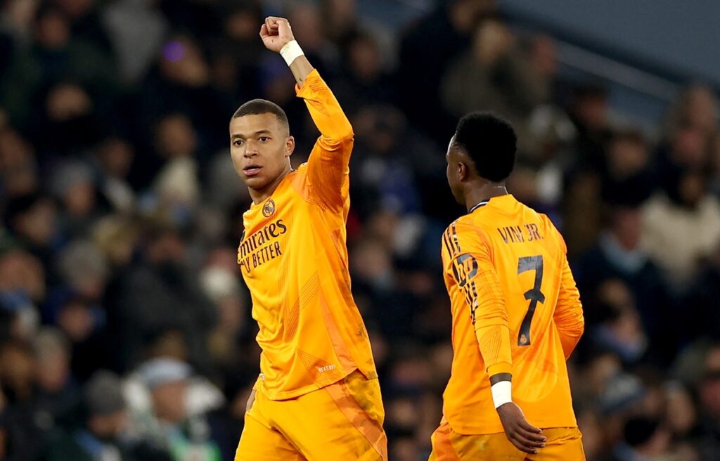 Kylian Mbappé (izq.) del Real Madrid con la UEFA Champions League.