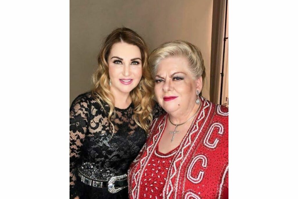 Alicia Villarreal junto a Paquita la del Barrio. 