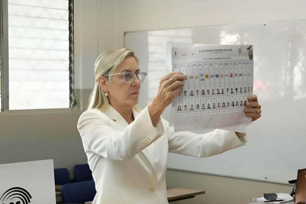 Annabella Azín lideró la lista para asambleístas por ADN