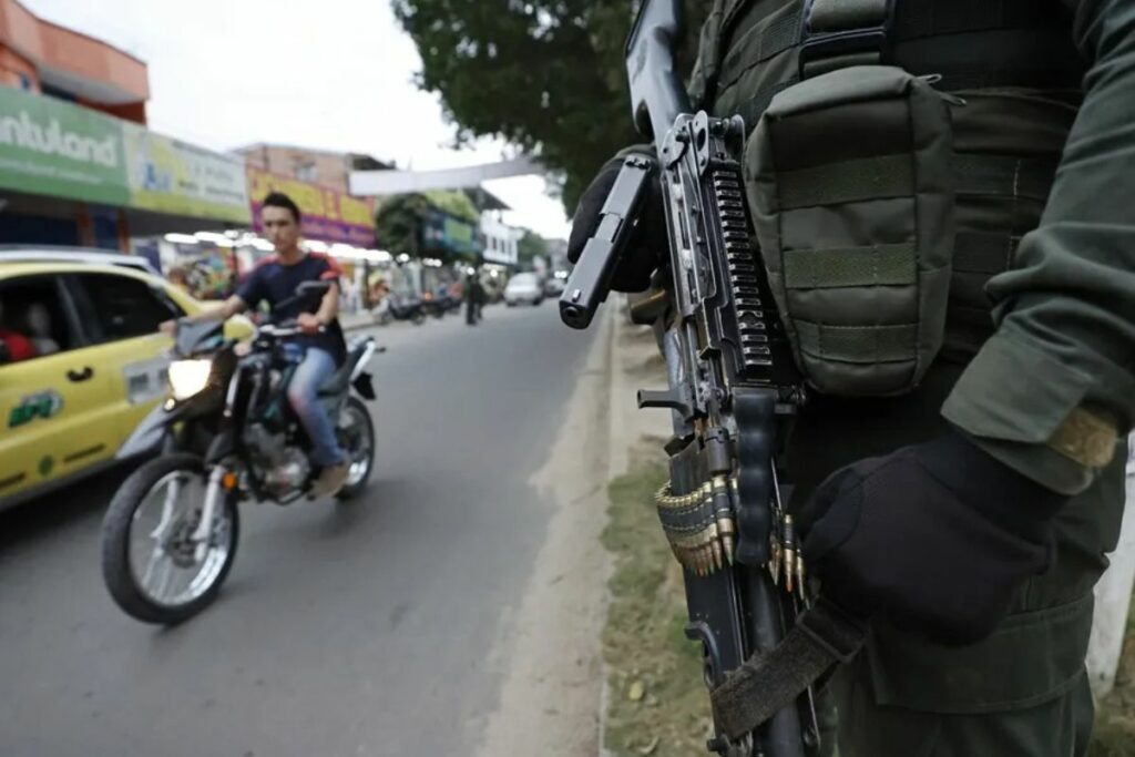 Fotografía de archivo de un miembro de la policía en el departamento colombiano de Arauca.