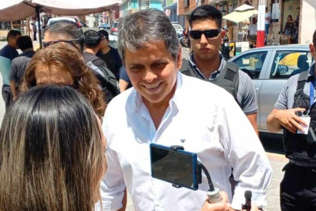 Víctor Araús en el ingreso al recinto electoral previo a sufragar.