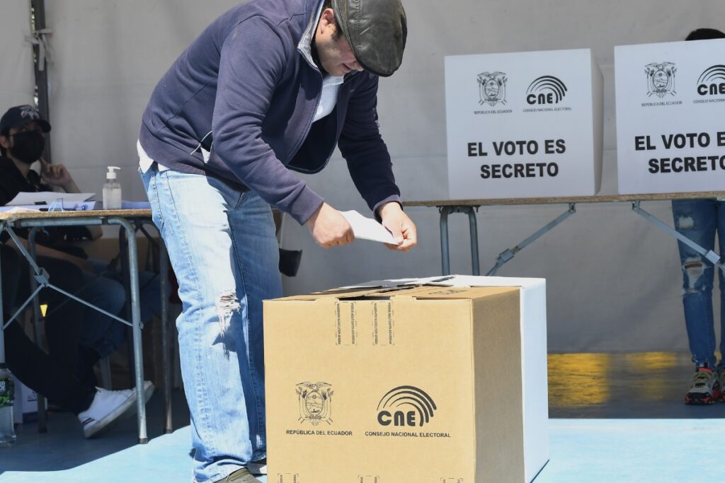 El CNE escruta los votos para asambleístas en Pichincha, Guayas y el resto de provincias.