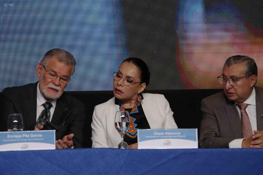 La presidenta del CNE, Diana Atamaint, hizo el reporte del porcentaje de electores que acudió a las urnas hasta las 15:00 de este domingo.
