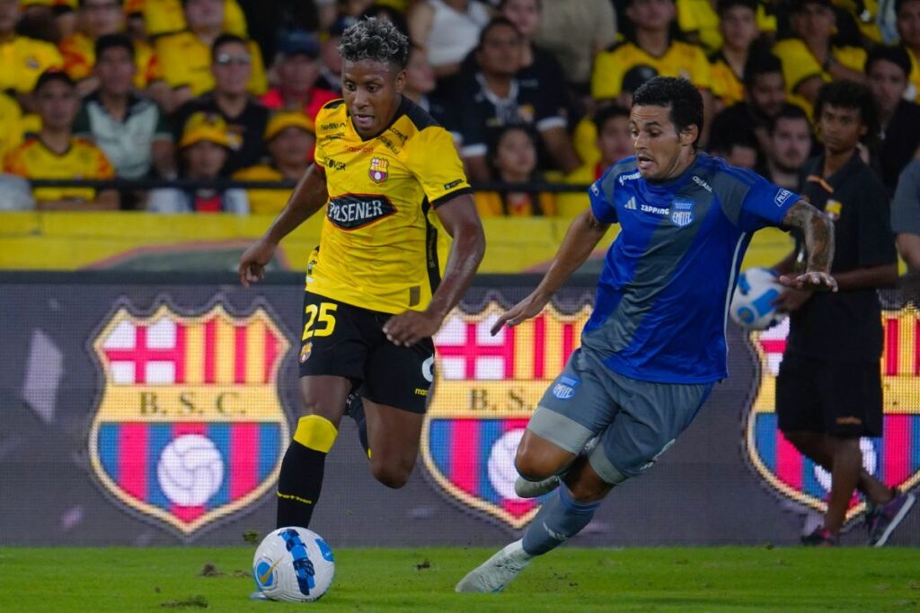 Cristhian Sola (i) y Marcelo Meli en la Noche Amarilla 2025 en el Monumental.