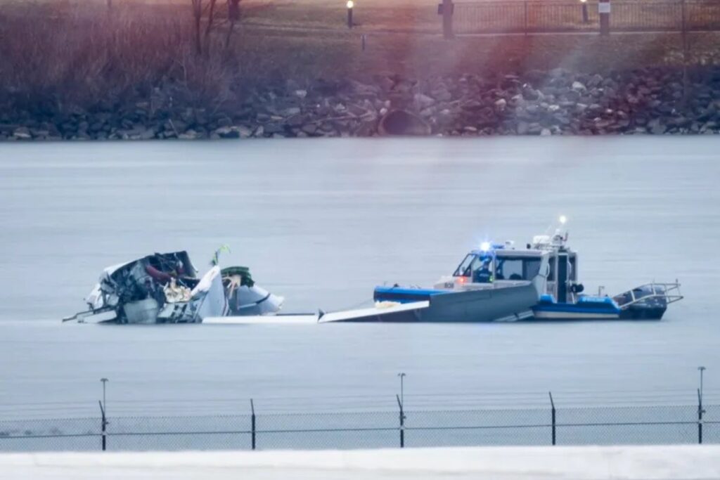 Equipos de recuperación buscan los restos de un avión comercial que chocó con un helicóptero militar en Arlington, Virginia, EE.UU., el 31 de enero de 2025.