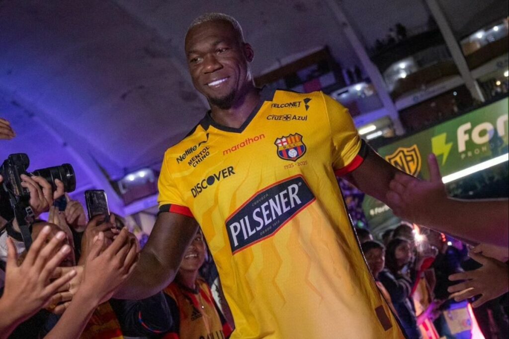Felipe Caicedo en el Olímpico Atahualpa en la Noche Amarilla 2025.