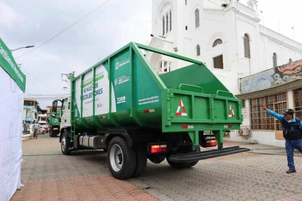 Tres de seis camiones recolectores de basura comprados llegaron a Montecristi