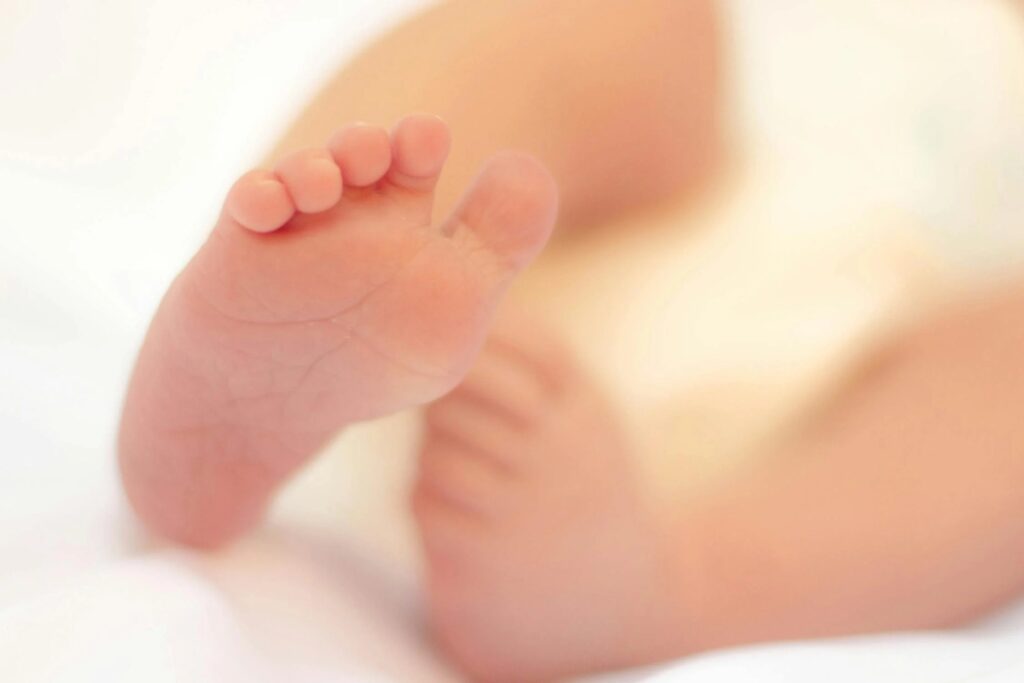 A pocos metros de la bebé fue encontrada su mamá sin vida.