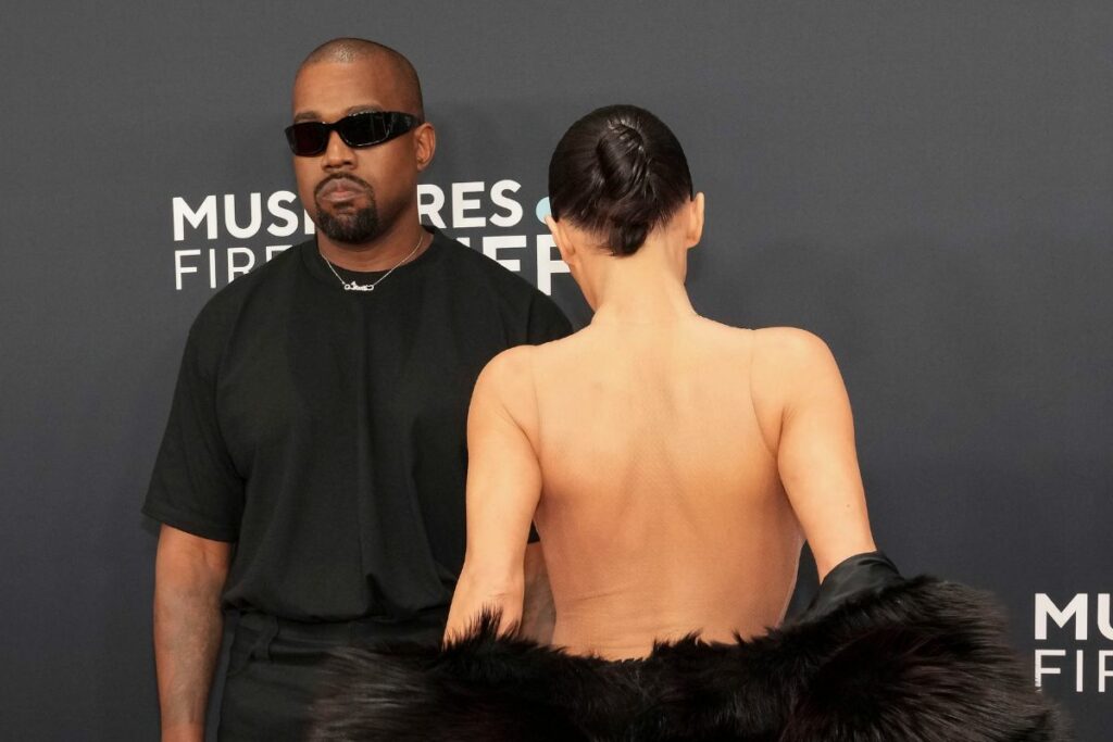 Kanye West y Bianca Censori en la alfombra roja de los Grammy 2025.