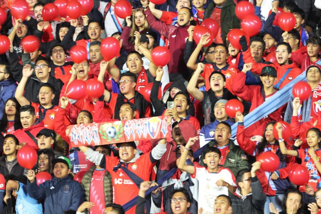 Hinchas de El Nacional en el estadio Olímpico Atahualpa en la temporada 2025.