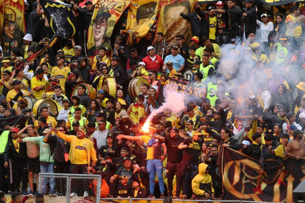 Hinchas de Barcelona SC en el Olímpico Atahualpa en la Noche Amarilla 2024.