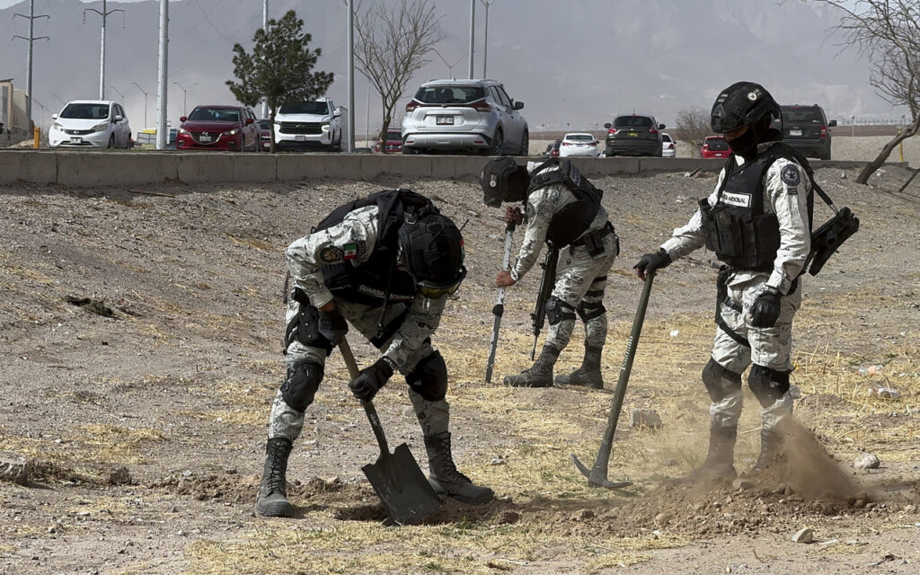 Miembros de la Guardia Nacional (GN) realizan un operativo de búsqueda de un segundo túnel cerca a Río Bravo. Foto: EFE