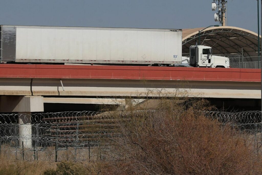 Fotografía del 25 de enero de 2025 de un camión en una fila para cruzar a los EE.UU., en el Puente Internacional Zaragoza, en Ciudad Juárez, en el estado de Chihuahua (México).