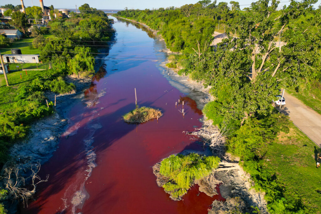 Fotografía aérea del arroyo Sarandí teñido de rojo, este jueves en la localidad de Avellaneda, en la Provincia de Buenos Aires (Argentina).