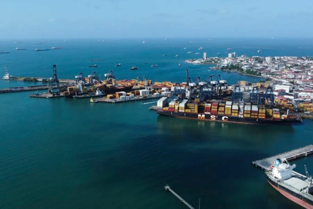 Fotografía aérea de un puerto del canal de Panamá.
