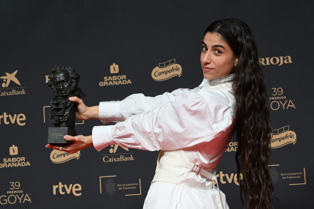 La actriz Carolina Yuste posa con el Goya a ´Mejor actriz protagonista´ durante la 39 edición de los Premios Goya de la Academia de Cine.