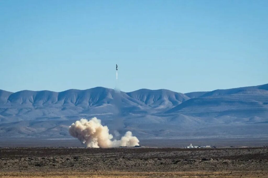 Vista del lanzamiento del cohete New Sphepard desde el centro operaciones de Blue Origin, este 25 de febrero, en Van Horn, Texas (EE.UU.).
