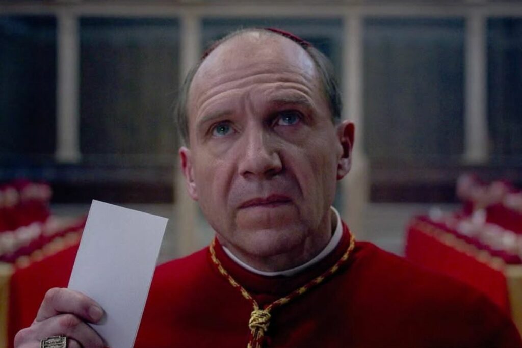 El actor Ralph Fiennes protagoniza la película 'Cónclave'.