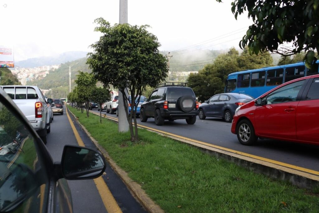 Calles del norte, centro y sur de Quito tuvieron un fuerte tránsito vehicular este viernes