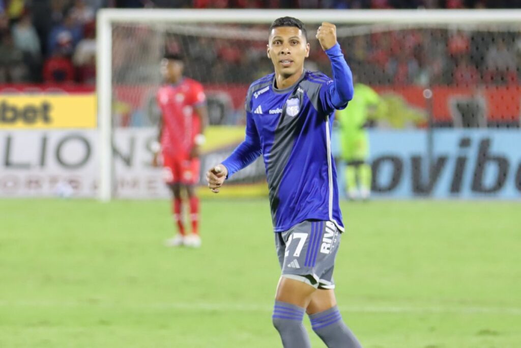 Luis Fernando León celebra un gol marcado con Emelec en el 2024.