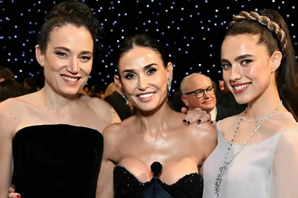 Coralie Fargeat, directora de la película 'La Sustancia', junto a las actrices Demi Moore y Margaret Qualley en los Critics Choice Awards 2025.