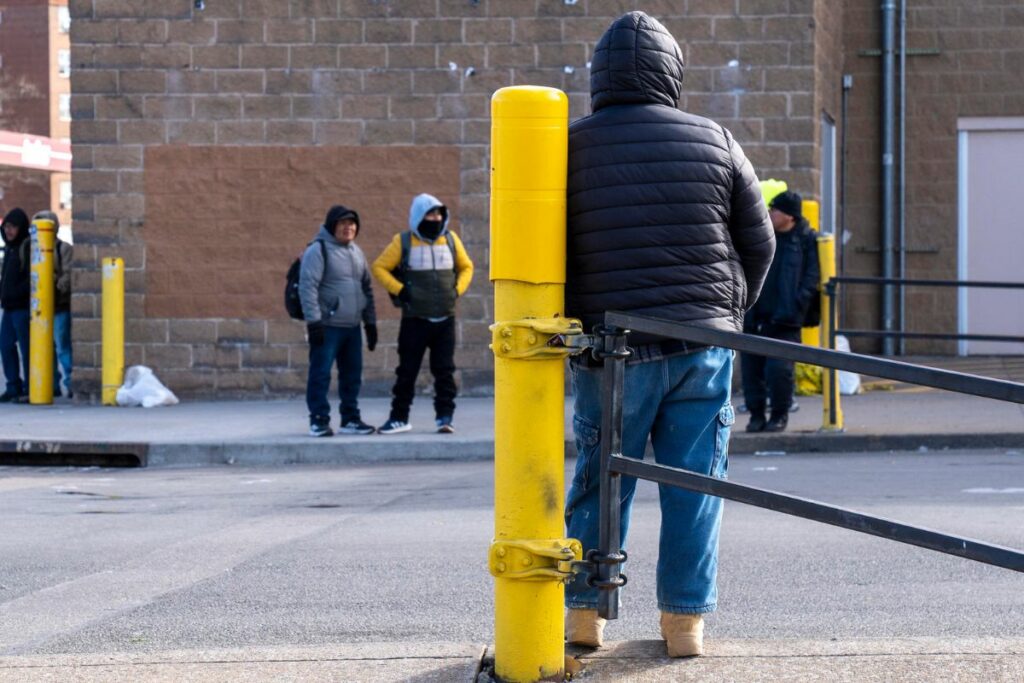 Un niño se queda solo en una corte de Estados Unidos, tras el arresto de su padre para la deportación.