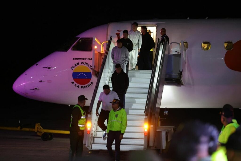 Los migrantes deportados desde EE. UU. llegaron en dos vuelos a Caracas