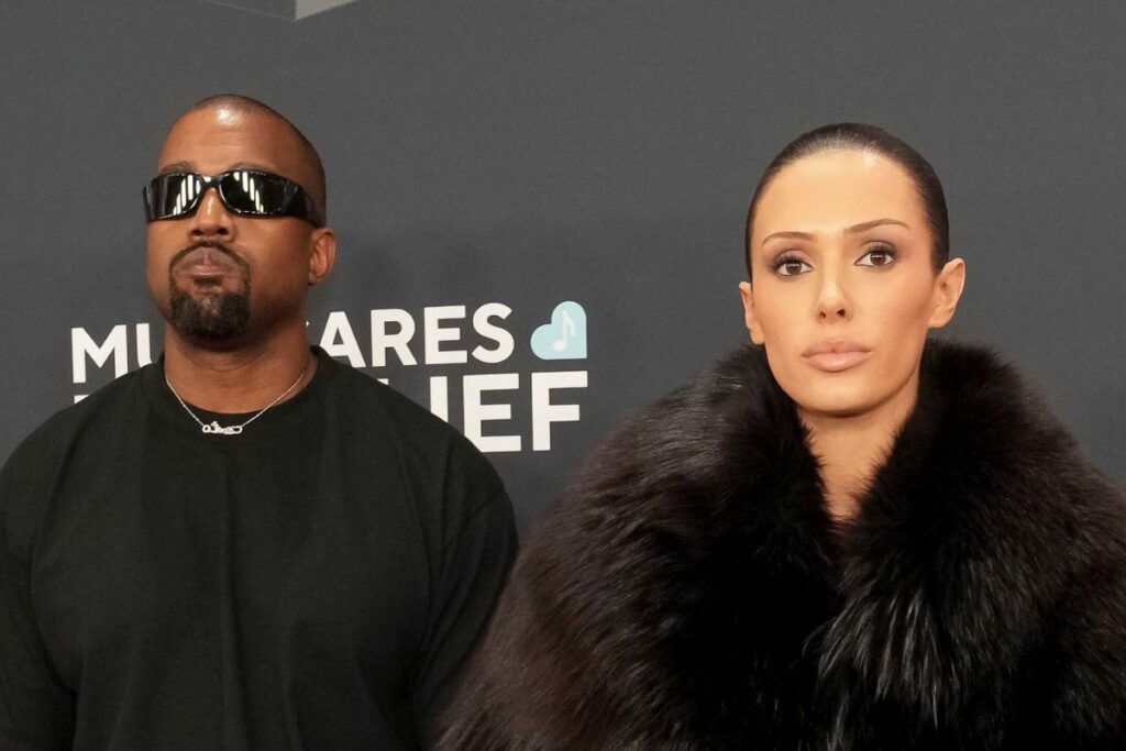Kanye West y Bianca Censori en la red carpet de los Grammy 2025.