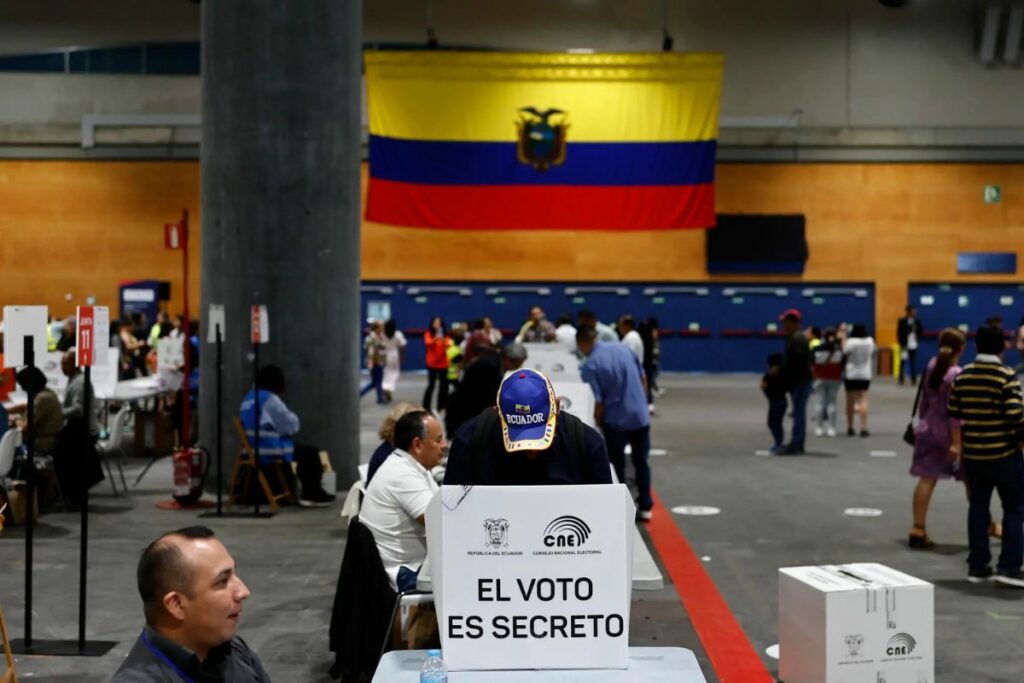 Vista de los ecuatorianos que ejercen con normalidad su derecho al voto en Madrid este domingo.