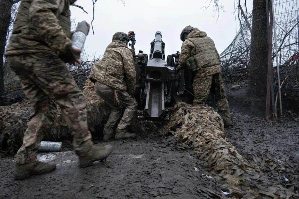 Una unidad de artillería de la Brigada Khartiia de Ucrania se prepara para disparar un obús remolcado M101A1 de fabricación estadounidense cerca de una línea de frente en un lugar no revelado en la región de Khartiia, Ucrania.