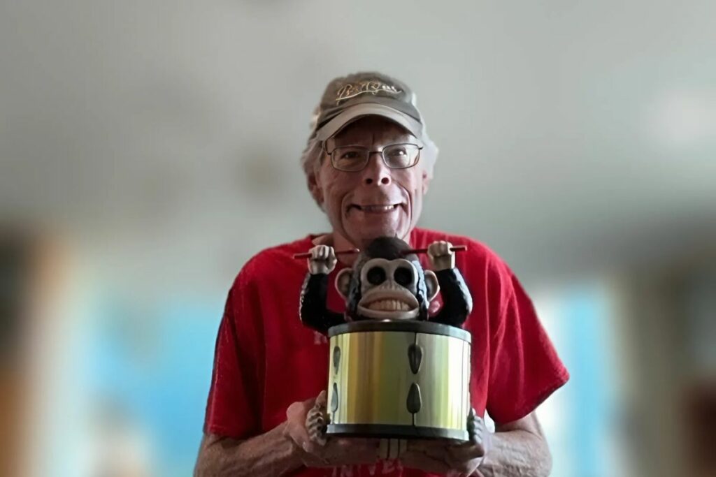 Stephen King con un juguete de mono.