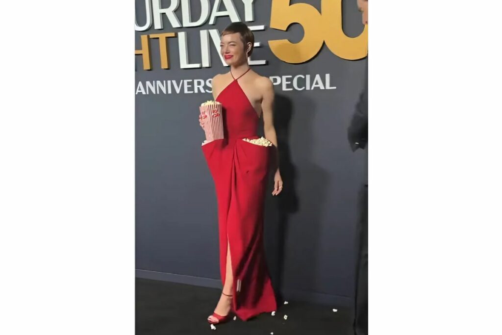 El vestido rojo de Emma Stone tenía canguil en los bolsillos.