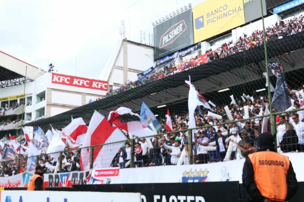 General sur del estadio Rodrigo Paz en la Liga Pro 2024.