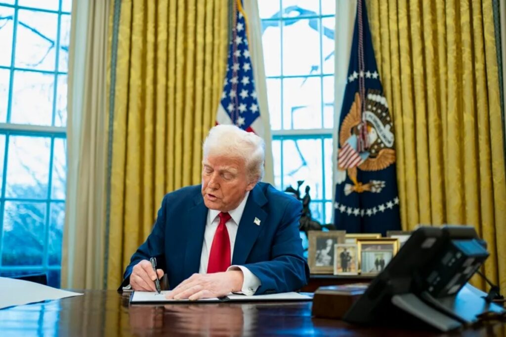 El presidente de Estados Unidos, Donald Trump, firmó las órdenes ejecutivas para la entrada en vigor de los aranceles a México, Canadá y China, este sábado.