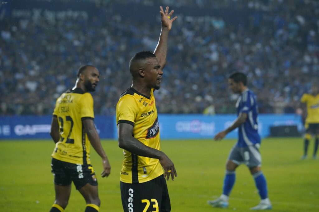 Dixon Arroyo, jugador de Barcelona SC enfrentando a Emelec en la Explosión Azul 2025.