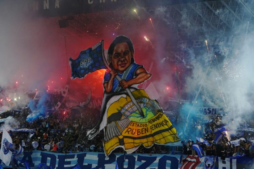 Tifo de la hinchada de Emelec levantado en una de las generales del George Capwell.