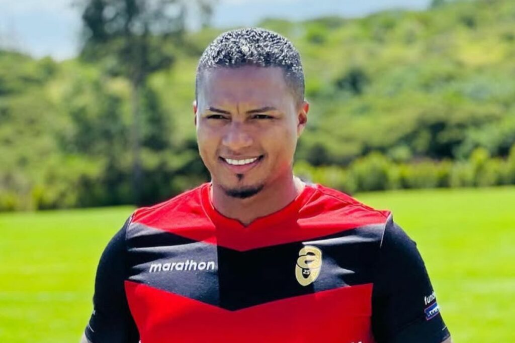 Antonio Valencia con la camiseta de AV25 en junio de 2023.