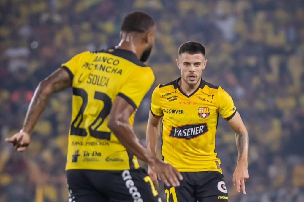 Joaquín Valiente (d) y Leonai Souza con Barcelona SC en el 2025.