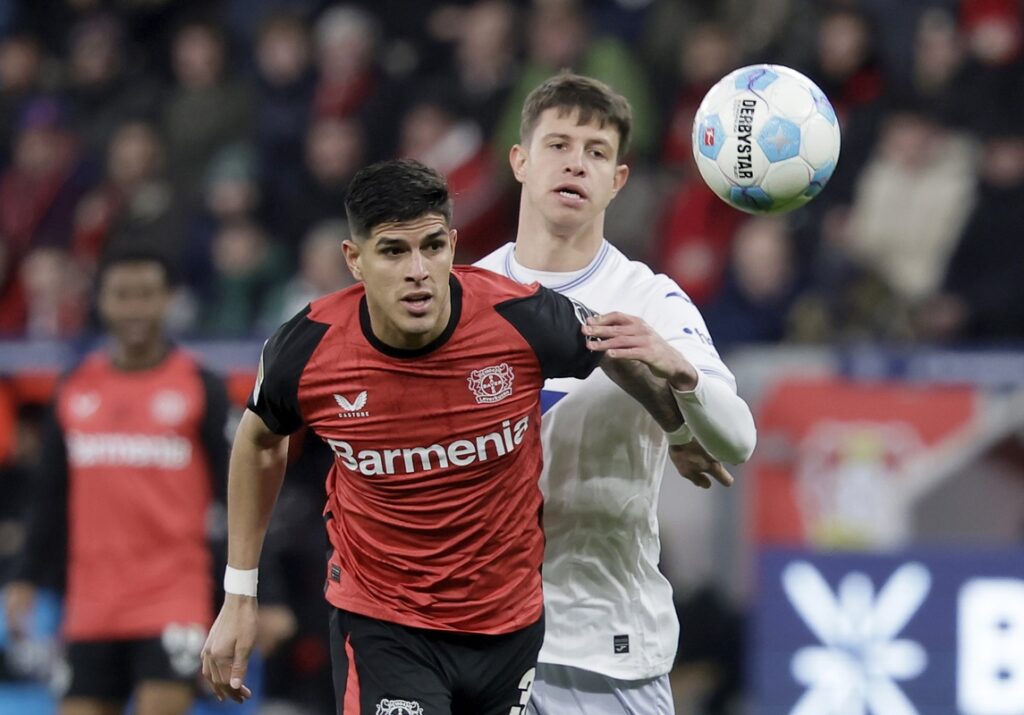 Piero Hincapié (izq.) del Bayer Leverkusen protege un balón ante un rival.
