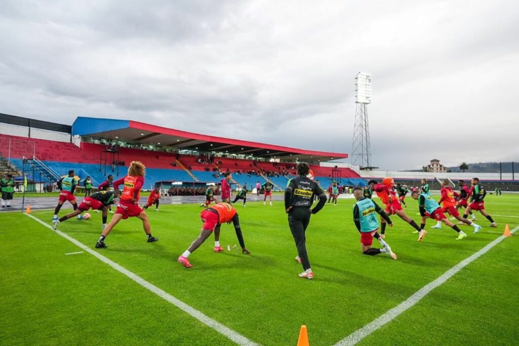 Jugadores de Mushuc Runa en el estadio Fernando Guerrero de Riobamba en la primera fecha de la Liga Pro 2025.