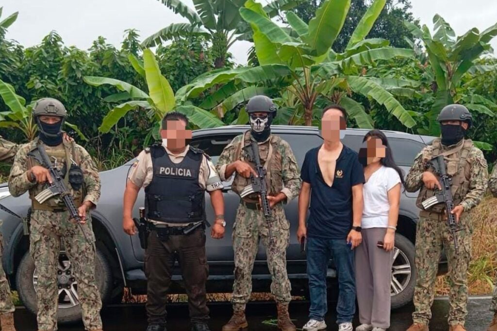 Imagen de integrantes de las Fuerzas Armadas y los ciudadanos asiáticos, tras liberación de secuestro.