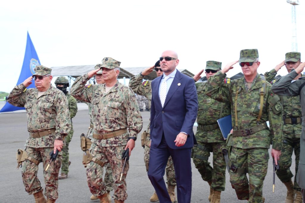 El ministro de Defensa, Gian Carlo Loffredo, durante la ceremonia por los 30 años por la victoria aérea en El Cenepa.
