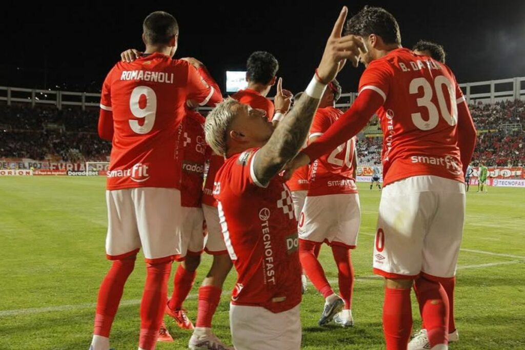 Carlos Garcés (de rodillas) festeja el primero gol marcado en el 2025.