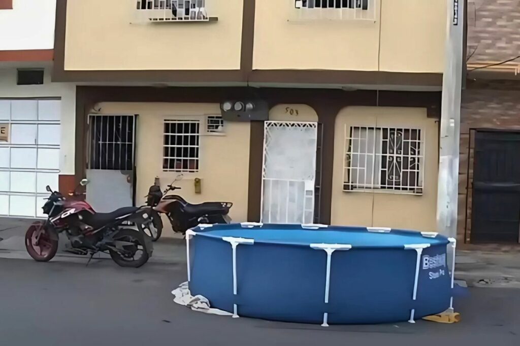 Varios ciudadanos acostumbran a utilizar piscinas inflables en los exteriores de sus casas en Guayaquil