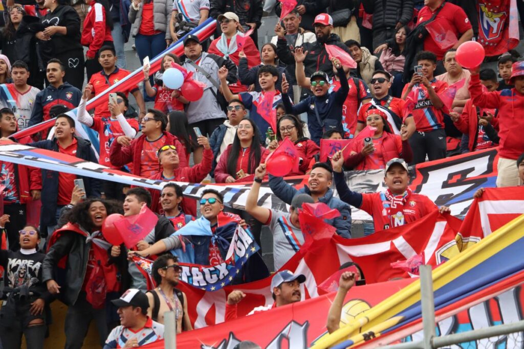 Hinchas de El Nacional en la final de la Supercopa Ecuador 2024 en el Gonzalo Pozo.