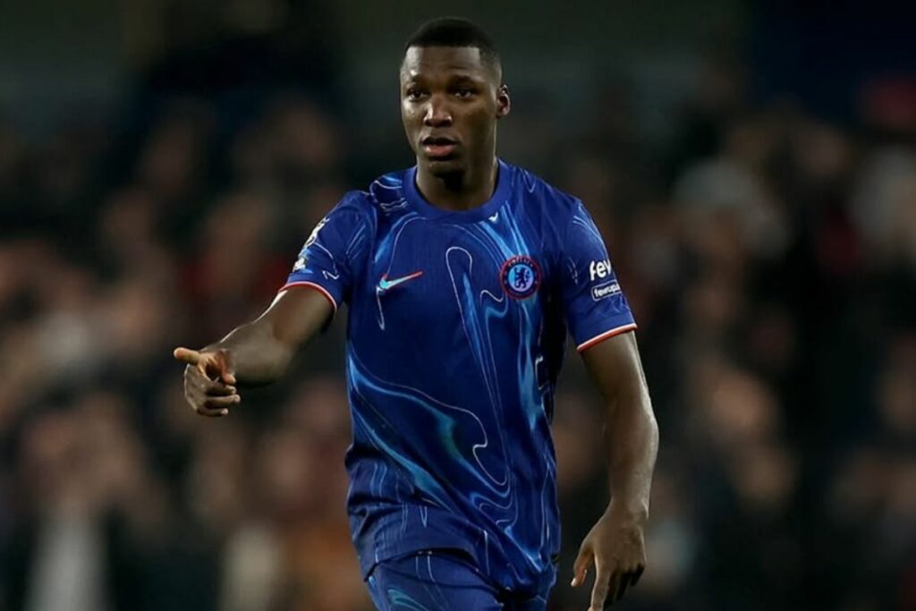 Moisés Caicedo en un partido con el Chelsea en la temporada 2024-25.