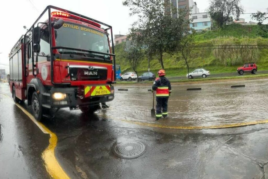 Varias calles de Quito se inundaron este jueves 27 de febrero tras las fuertes lluvias